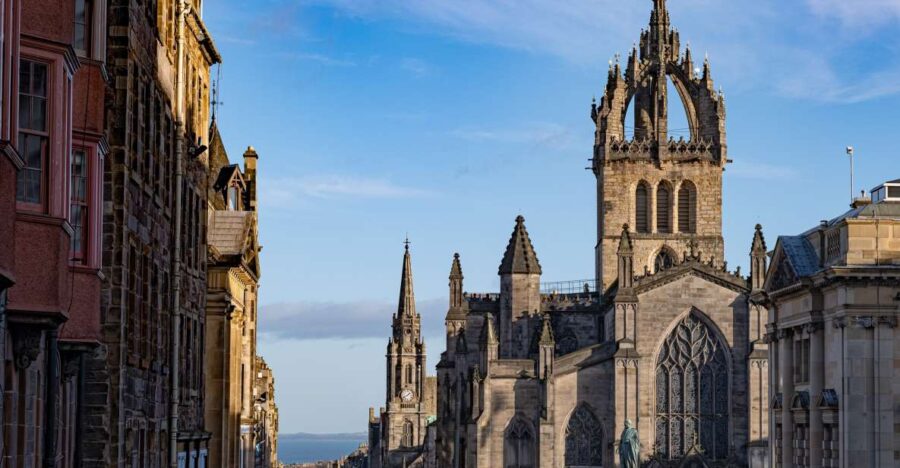 Edinburgh: Old Town History Walking Tour - From the Old Town to the Castle District