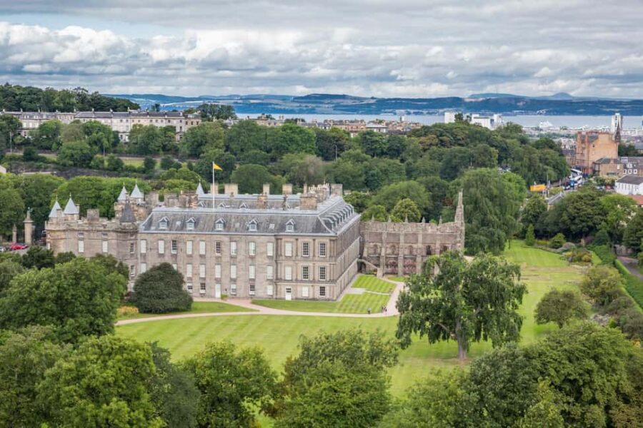 Edinburgh Old Town Private Guided Family Walking Tour - Exploring Edinburgh’s Royal Mile with a Private Guide
