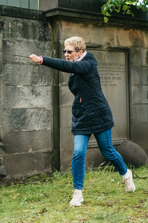 Edinburgh: Original Harry Potter Tour in German - Walking Through Greyfriars Kirkyard and Tom Riddles Grave