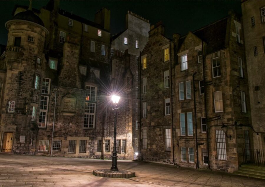 Edinburgh: Witches Old Town Walking Tour & Underground Vault - The Guide’s Storytelling Approach