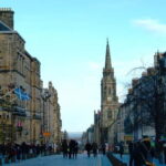 Edinburgh's must-see attractions: walking tour in French - Starting Point at the National Monument of Scotland