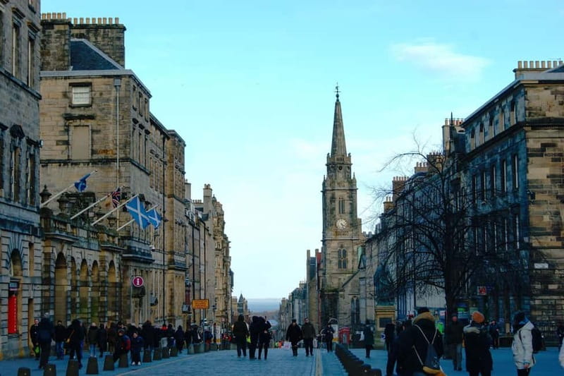 Edinburgh's must-see attractions: walking tour in French - Starting Point at the National Monument of Scotland