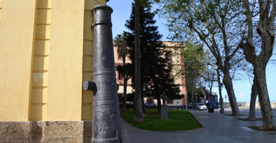 English Cádiz Tour: Walking Tour with Local Guide - Discovering Hidden Corners and Local Neighborhoods