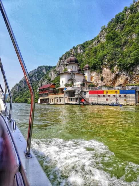Eselnita: Boat Cruise on the Danube River - The Scenic Journey Begins in Eselnita