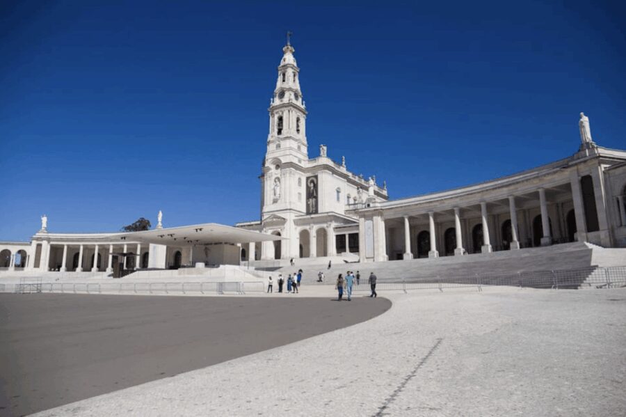 ESPECIAL-Tour to Fátima, Nazaré and Óbidos - VAN - Visiting the Sanctuary of Fátima: A Pillar of Faith and History