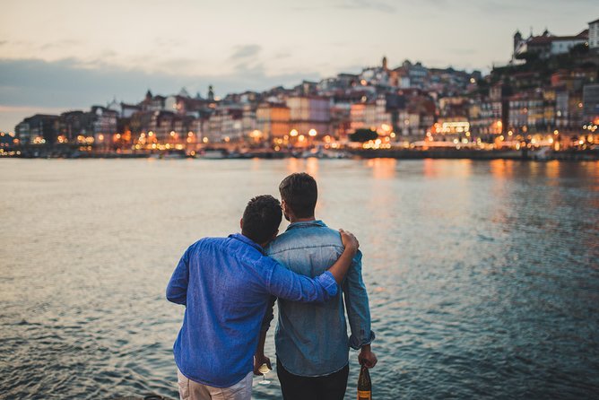 Eternalizing your trip - Meeting at Torre dos Clérigos in Central Porto