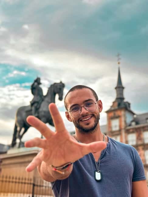 Explore Barcelona: Professional Photo session tour - Casa Batlló Photo Stop: Artistic and Colorful