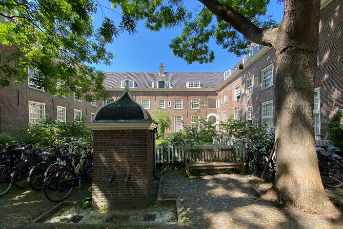 Explore hidden streets with friends - Discovering the Nine Streets Shopping District