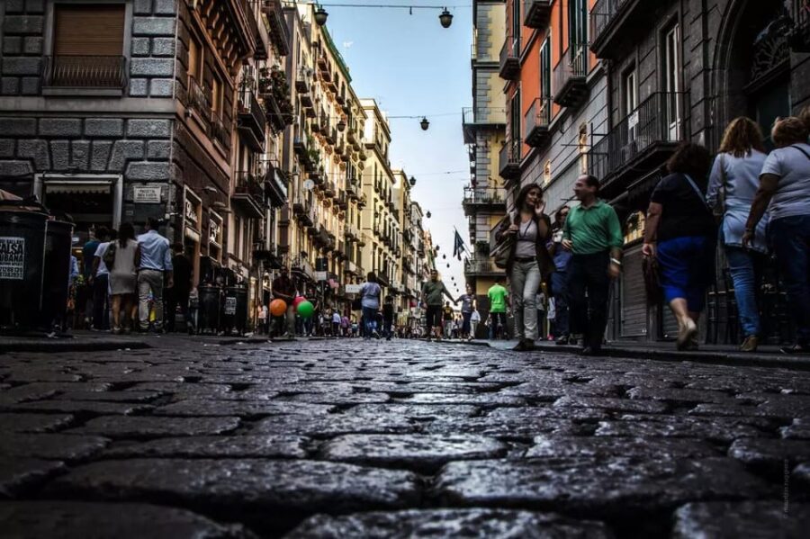 Explore Urban Art in Naples' Vibrant Spanish Quarter Streets - Setting the Scene: The Spanish Quarter’s Unique Atmosphere