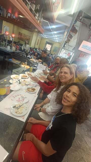 Familly friendly: tailored tapas, giants & Scavenger Hunts! - Discover the Charm of the Gothic and El Born Neighborhoods