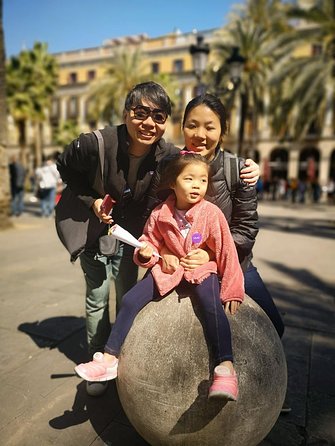 Family Private Tour: Churros, Hot Chocolate & Games in Barcelona - Exploring the Iconic Las Ramblas and Raval Quarter