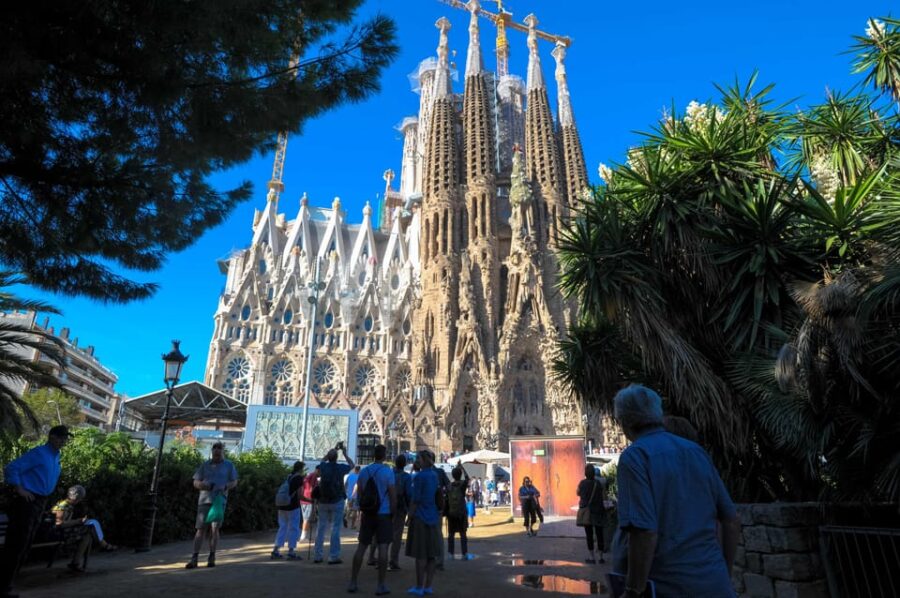 Fast Track: Sagrada Familia & Barcelona Full-Day Tour - Exploring Barcelona’s Historic Heart: The Gothic Quarter