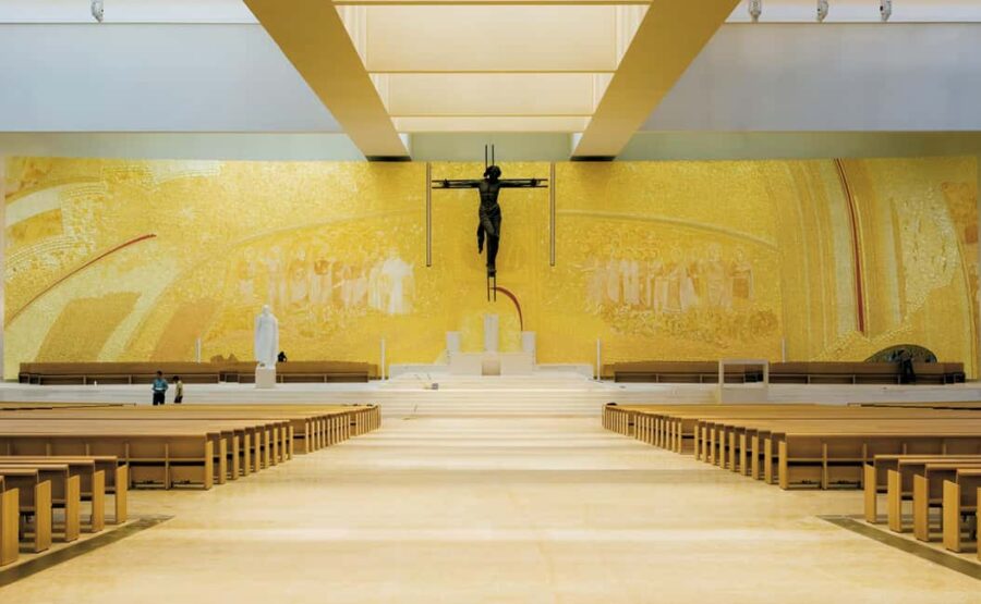 Fátima Express Sanctuary: The Spiritual Heart of Portugal in a few hours - Visiting the Chapel of the Apparitions: The Heart of Fátima