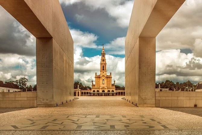 FATIMA: Private Shrine and Pastorinhos Tour from Porto - Exploring the Sanctuary of Fátima: The Capela das Aparições