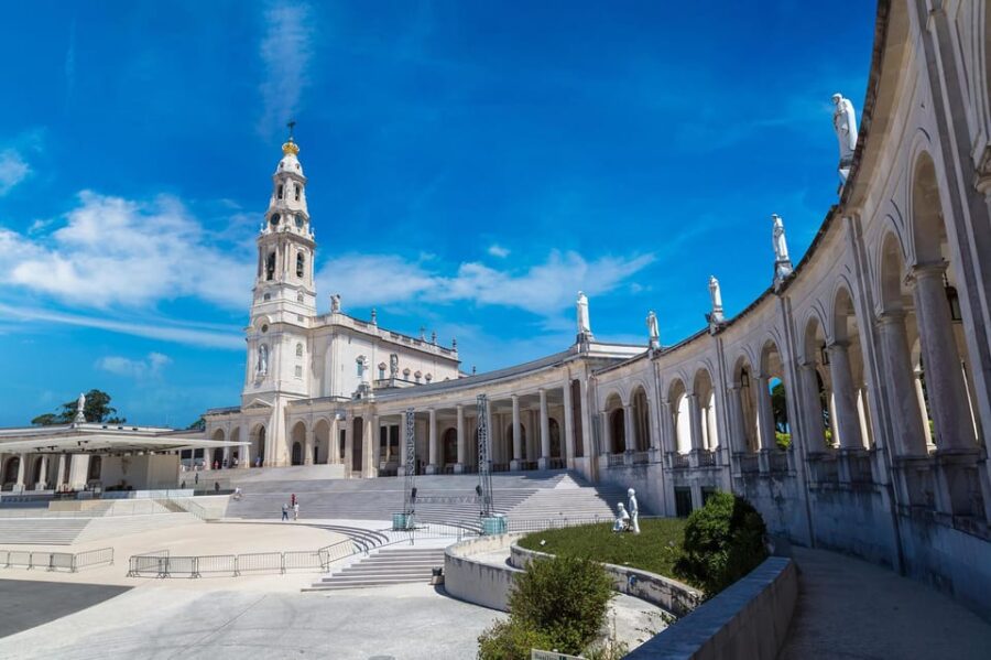 Fatime tour - Exploring the Sanctuary of Fátima and Its Spiritual Significance