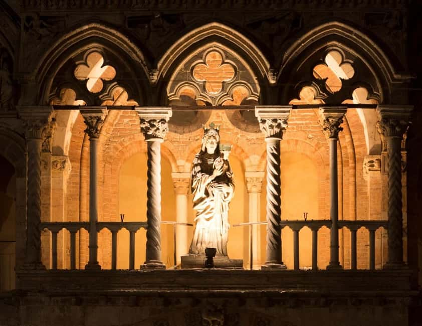 Ferrara Noire: un tour nella cronaca nera del passato - Starting Point Under the Statue of Savonarola