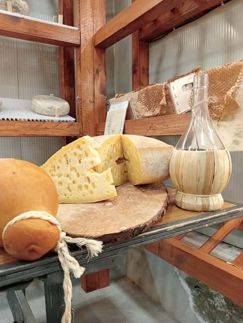 Florence: Farmhouse Picnic surrounded by nature - Visiting the Farm: Olive Oil and Cheese Tasting