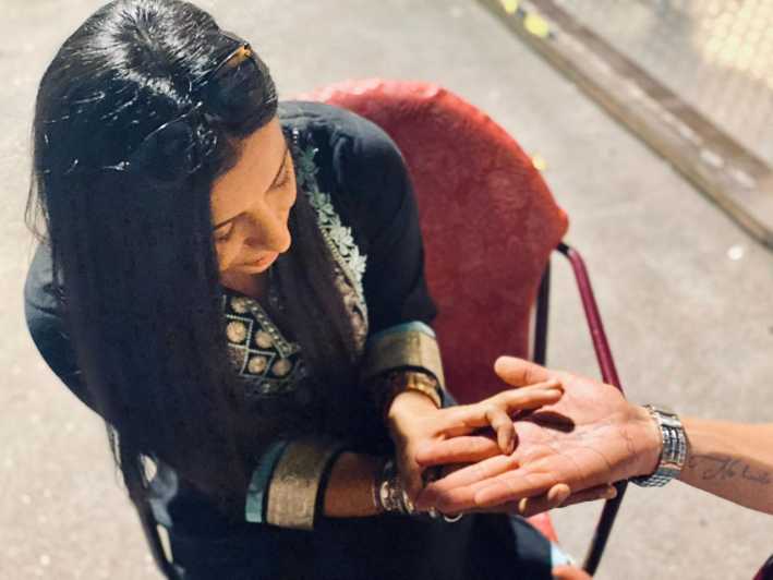 FOZ: Quiromancy, come and discover your path in your hands - Exact Location and Meeting Point in Salamanca