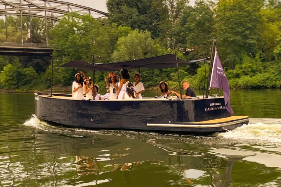Frankfurt am Main: Private boat trip with a skyline view for up to 18 guests - What sets this boat apart from others in Frankfurt