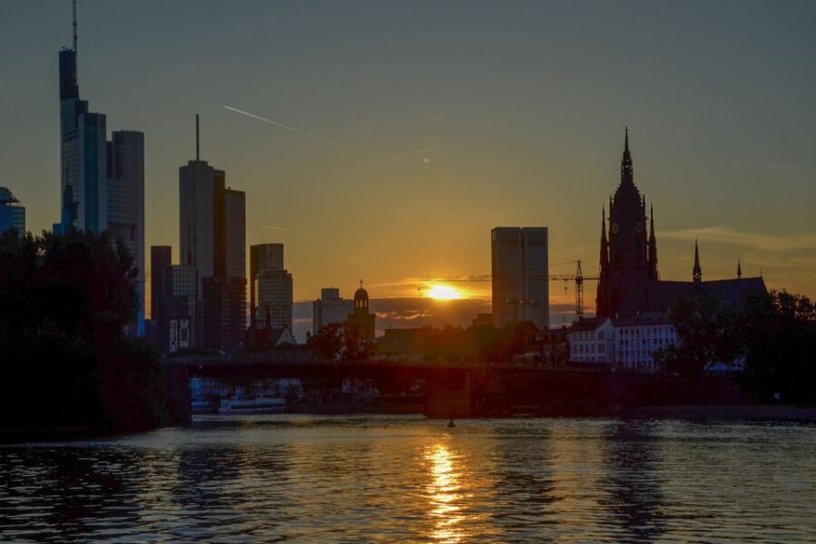 Frankfurt: Guided Bike Tour - Crossing the Holbeinsteg into Frankfurt’s Historic Old Town