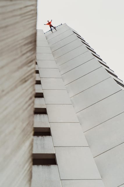 Frankfurt: House Running in Sachsenhausen - The Thrill of the 100-Meter Face-First Descent