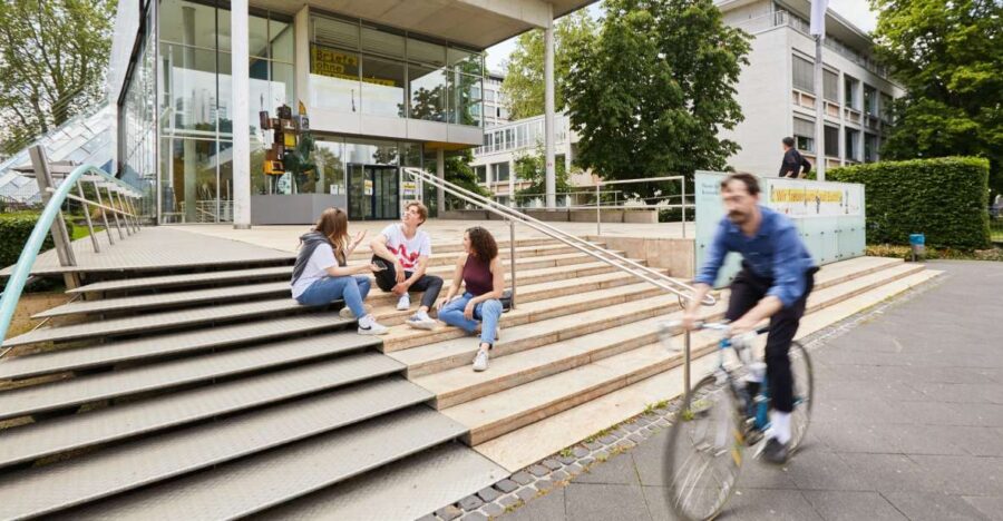 Frankfurt: Museum of Communication Exhibitions - The Museum’s Location on Schaumainkai and Its Scenic Setting