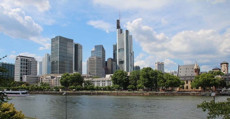 Frankfurt: Private or Shared Walking Tour - Exploring the Eiserner Steg and Its Architectural Significance