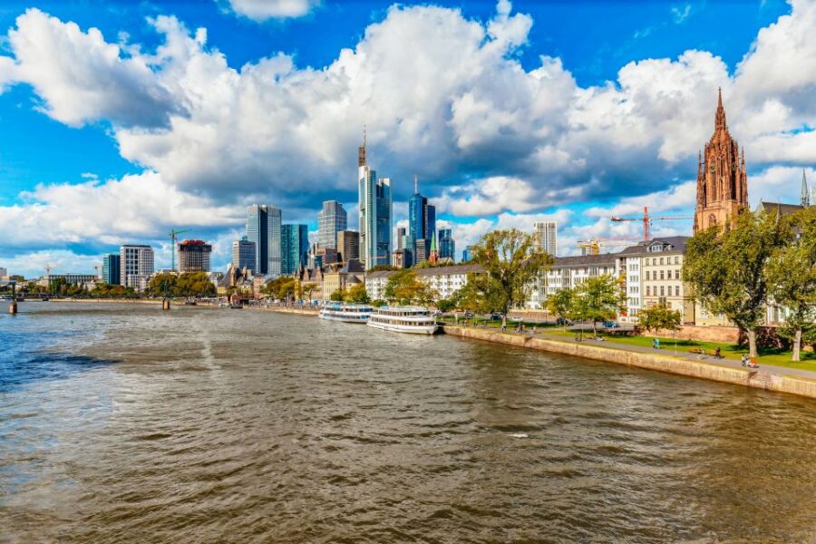 Frankfurt: River Main Sightseeing Cruise with Commentary - The Upstream and Downstream Routes: What You’ll See