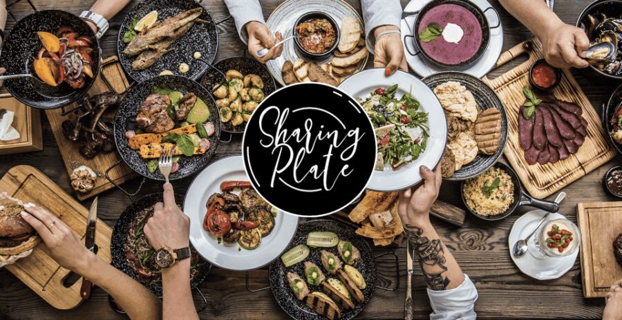 FRANKFURT: VEGAN FOOD TOUR TO 3-4 LOCAL FOODSPOTS - The Starting Point: The Guide with the "SHARING PLATE" Bag