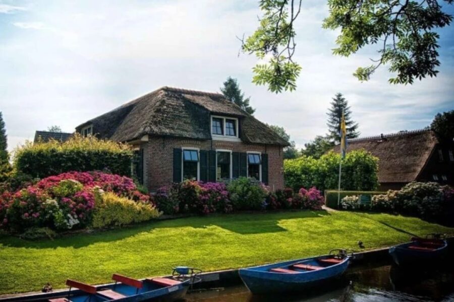 From Amsterdam: Private tour to Giethoorn with private boat - Exploring Giethoorns Car-Free Streets and Historic Farmhouses