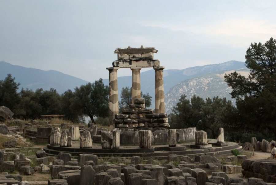 From Athens: Private Delphi and Thermopylae Guided Day Trip - Visiting Thermopylae: The Battle and the Monuments
