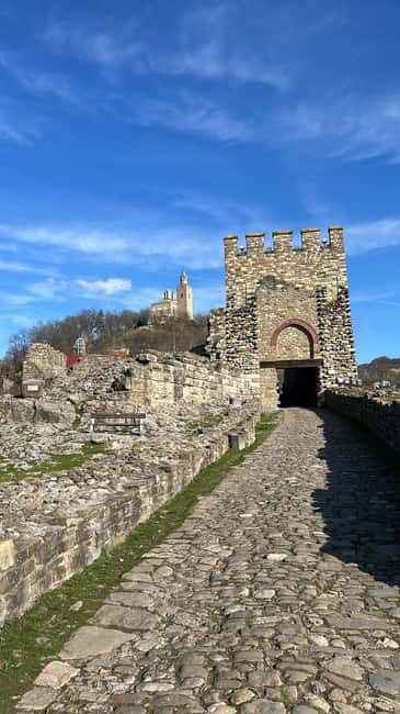 From Bucharest: Full-Day Trip to Bulgaria Highlights - Exploring Veliko Tarnovo’s Medieval Old Town