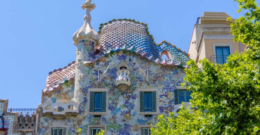 From Costa Brava: Barcelona and Antoni Gaudí's Work Bus Tour - Exploring Barcelona’s Architectural Gems with Gaudí