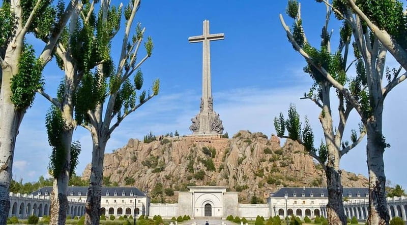 From Madrid: El Escorial, Valle de los Caídos & Segovia Trip - Visiting the Valle de los Caídos: A Politically Significant Landmark