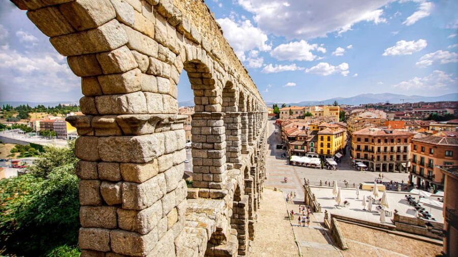 From Madrid: Guided Day Trip to Segovia, optional Alcázar - Logistics and Group Size