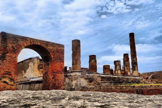 From Naples: Pompeii private tour with lunch at the slopes of Mt Vesuvius - Exploring Pompeii’s Ruins with an Expert Guide