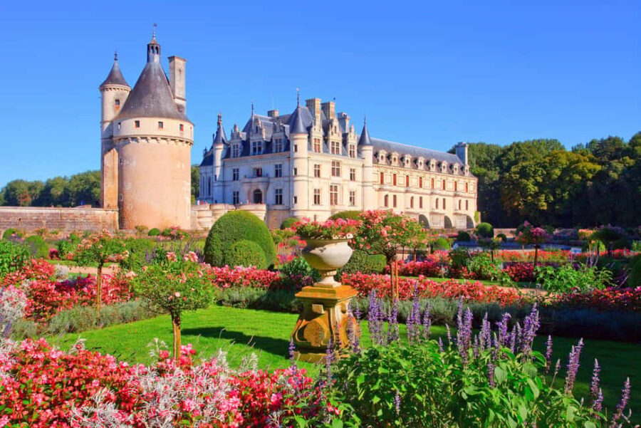 From Paris: Loire Valley Castles Day Trip With Wine Tasting - Visiting Château de Chambord: The Fairytale Fortress