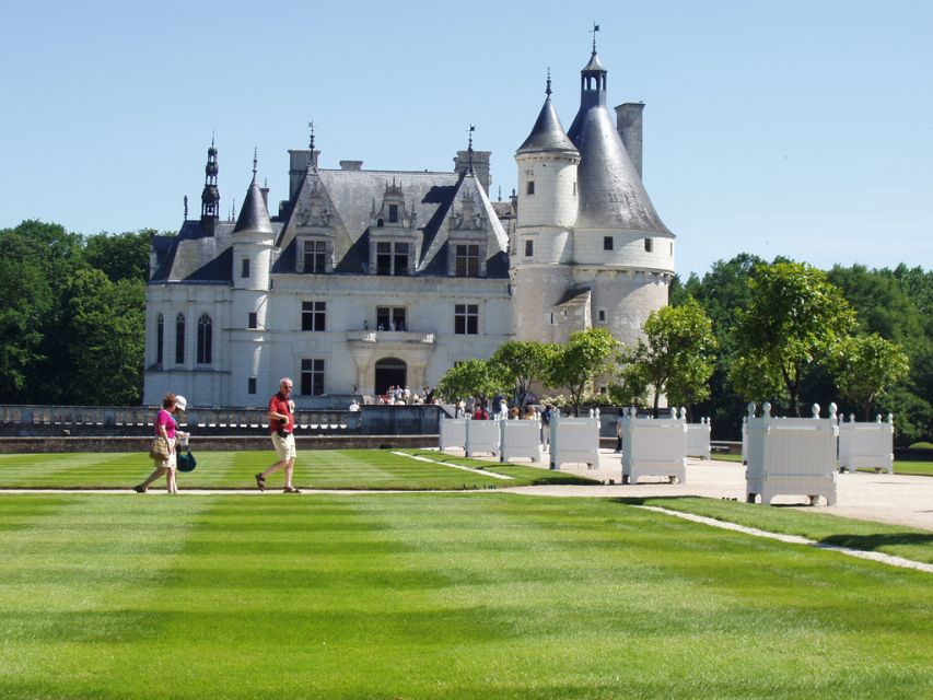 From Paris: Loire Valley Castles Full-Day Tour with Lunch - Discovering the Royal Atmosphere at Amboise Castle