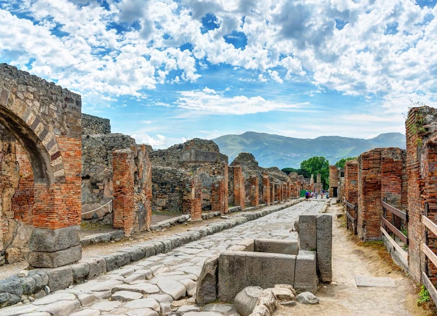 From Pompeii: Walking Tour with Guide in the Excavations - Arriving at the Pompeii Meeting Point and Starting the Tour