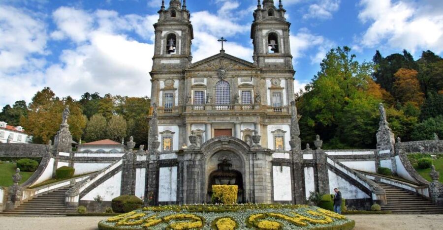 From Porto: Braga and Guimarães Full-Day Trip with Lunch - Savor a Traditional Minho Lunch with Vinho Verde