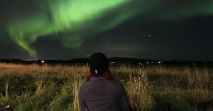 From Reykjavík: Spot the Northern Lights with Snacks & Drink - Exploring the Remote Icelandic Night Sky