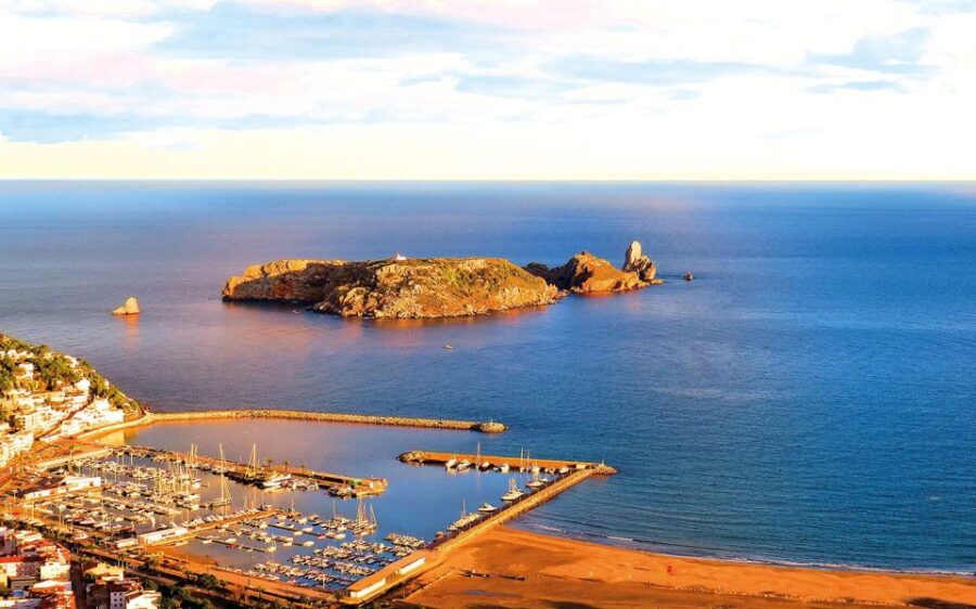 From Roses: Medes Islands Boat Tour with El Estartit Visit - Scenic Departure Across Roses Bay with Views of Montgrí Massif