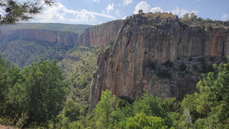 From Valencia: Excursion to Chulilla + hike and kayak tour on the lake - The Spectacular Turia River Gorge and Suspension Bridges