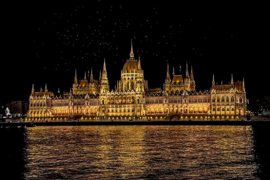 From Vienna: Budapest - explore city with guide - Architectural Marvels on the Pest Side