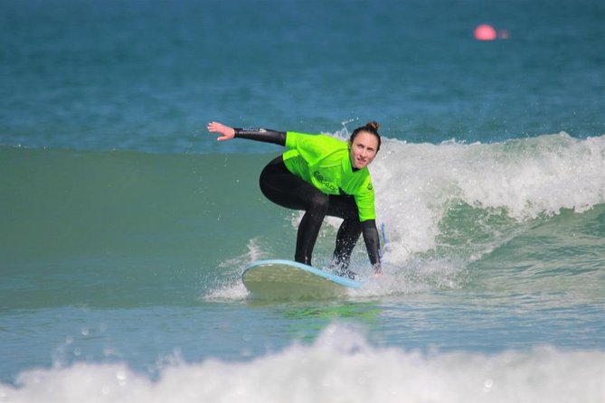 Full-Day (2 x 2 hr lessons) Surf Experience Newquay: All levels - Location: Surfing at Newquay’s Iconic Coastline