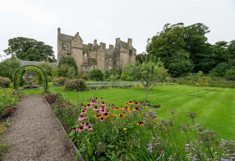 Full-day tour: Outlander from Edinburgh in Italian - Starting Point on Edinburgh’s Royal Mile