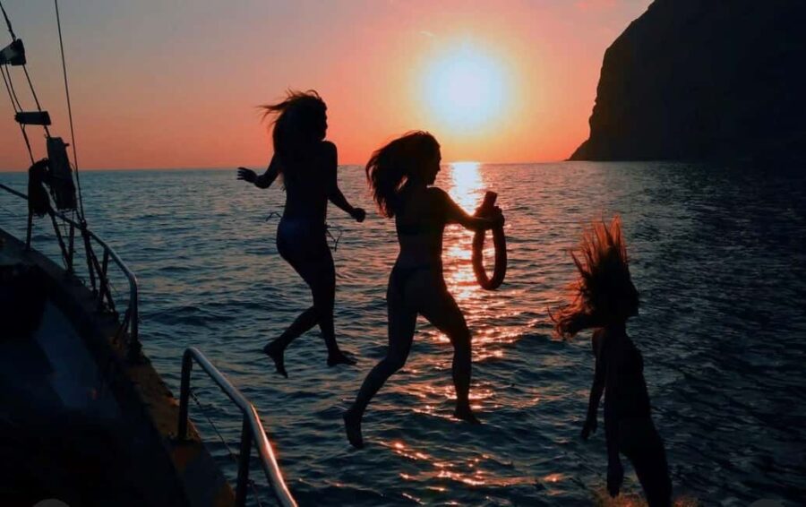 Funchal: Sunset Tour on Traditional Madeiran Boat w/ Drinks - Departing from Rota dos Cetáceos in Funchal