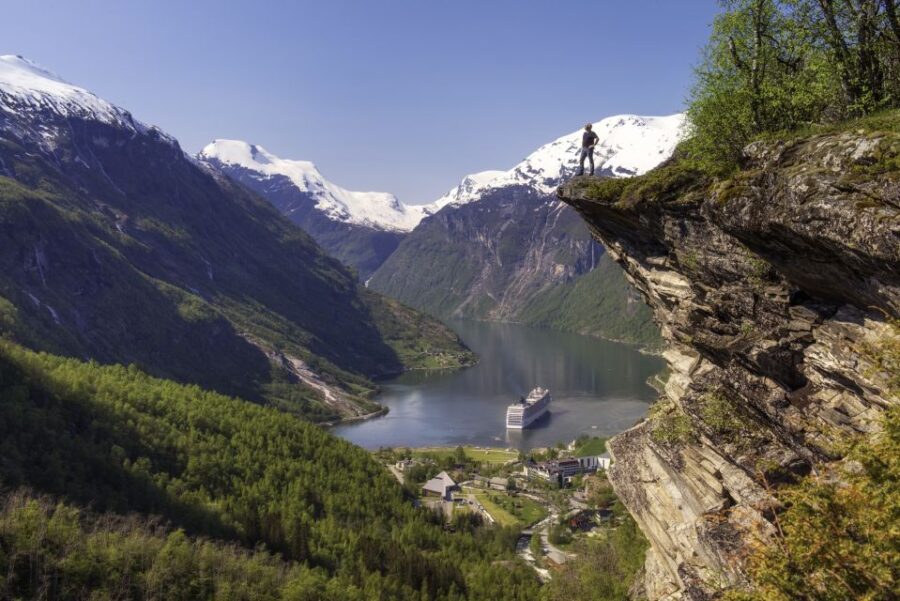 Geiranger: Dalsnibba, Flydalsjuvet, Eagle Bend & Fjords Tour - Highlights of the Stops: Flydalsjuvet Viewpoint