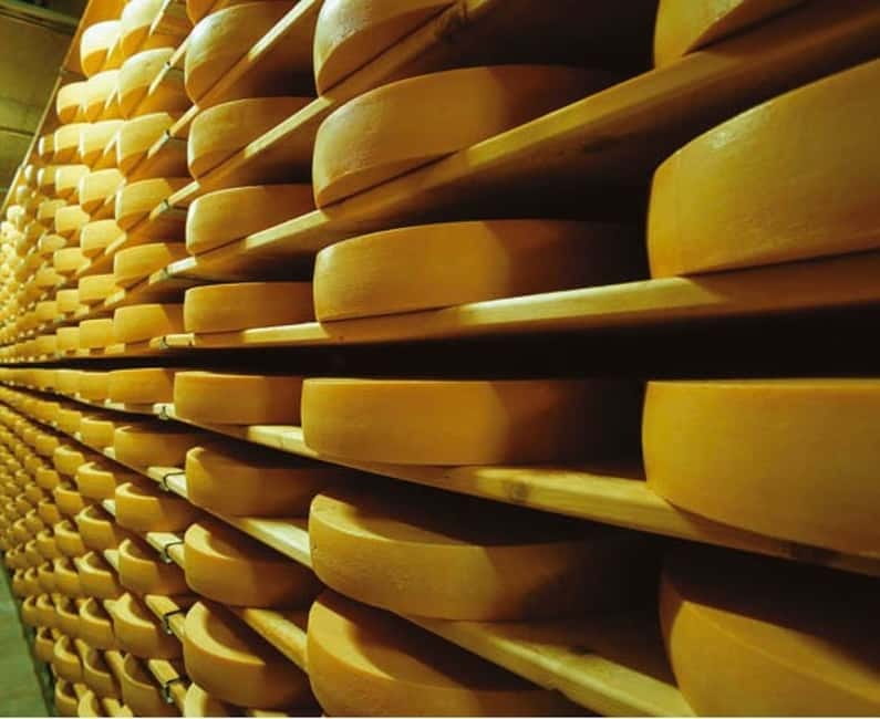 Geneva: Gruyères Tour with Chocolate, Cheese & Golden Train - Exploring the Chocolate Factory: Maison Cailler