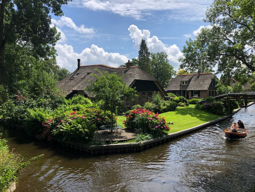 Giethoorm & Exploring the North of The Netherlands Tour - Navigating Giethoorn’s Canals: A Traditional Boat Ride